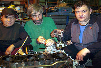 Volodya (Mitte) und Zhenya (rechts) mit verbogenem Pleuel des 1. Zylinders (Foto: Leonid)